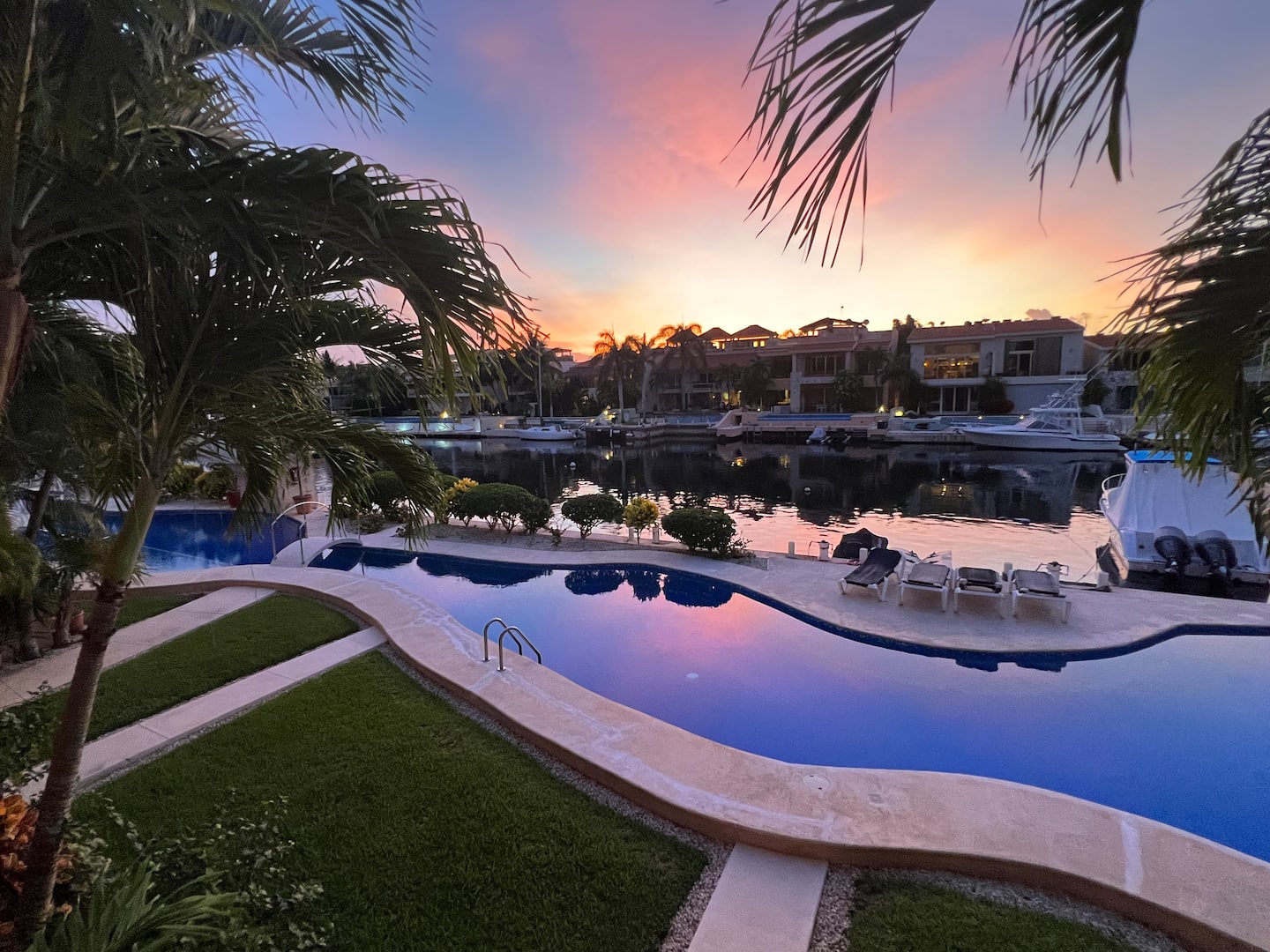 Piscine au coucher du soleil devant la marina