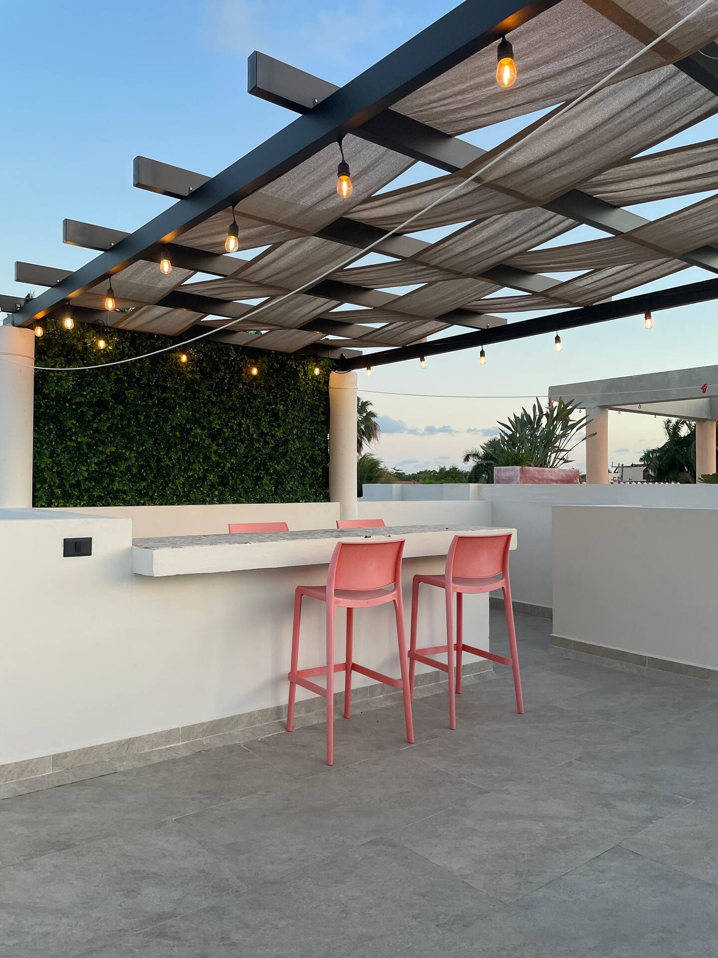Bar sous pergola sur le rooftop privé