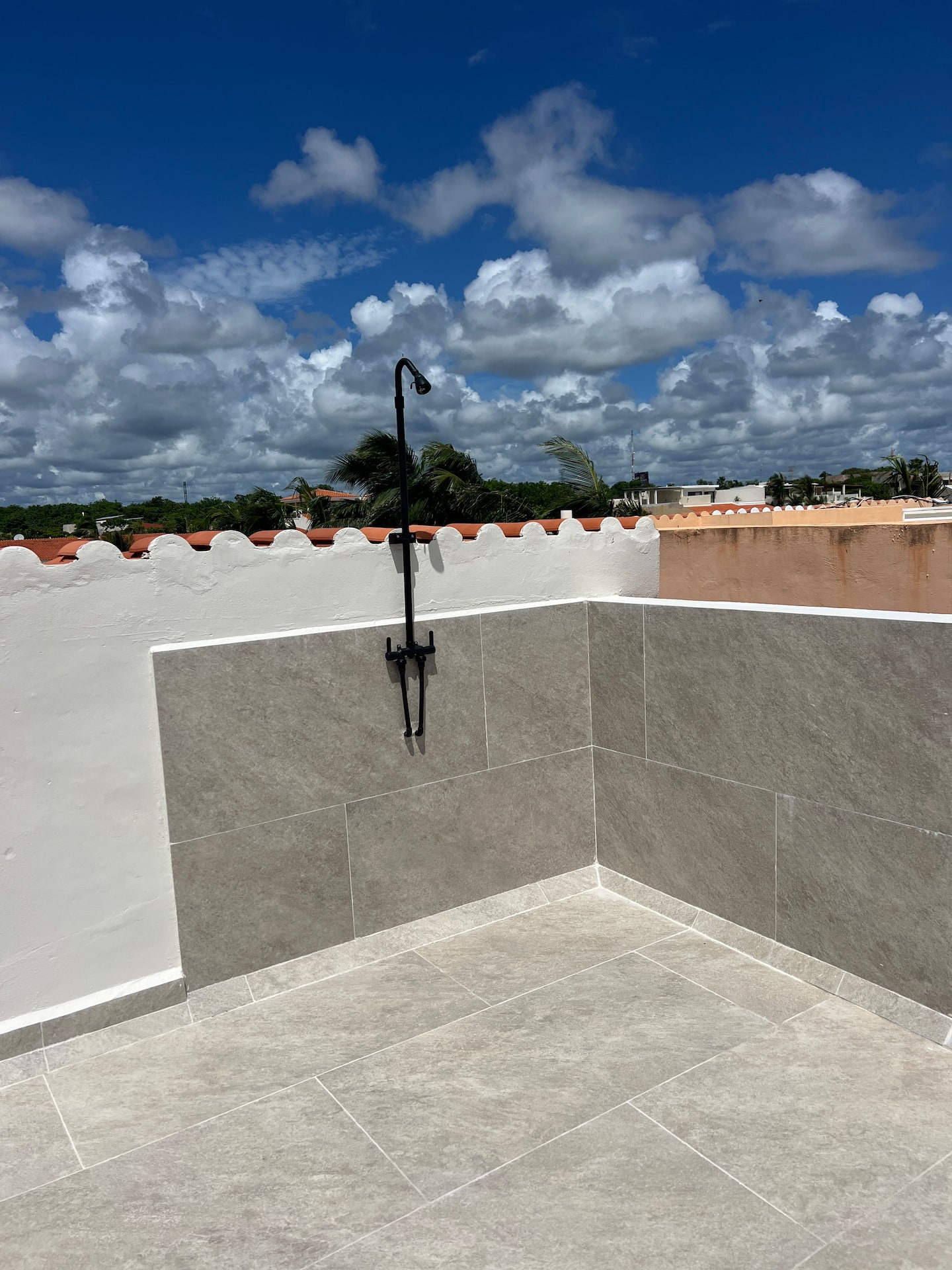 Douche extérieure sur le rooftop