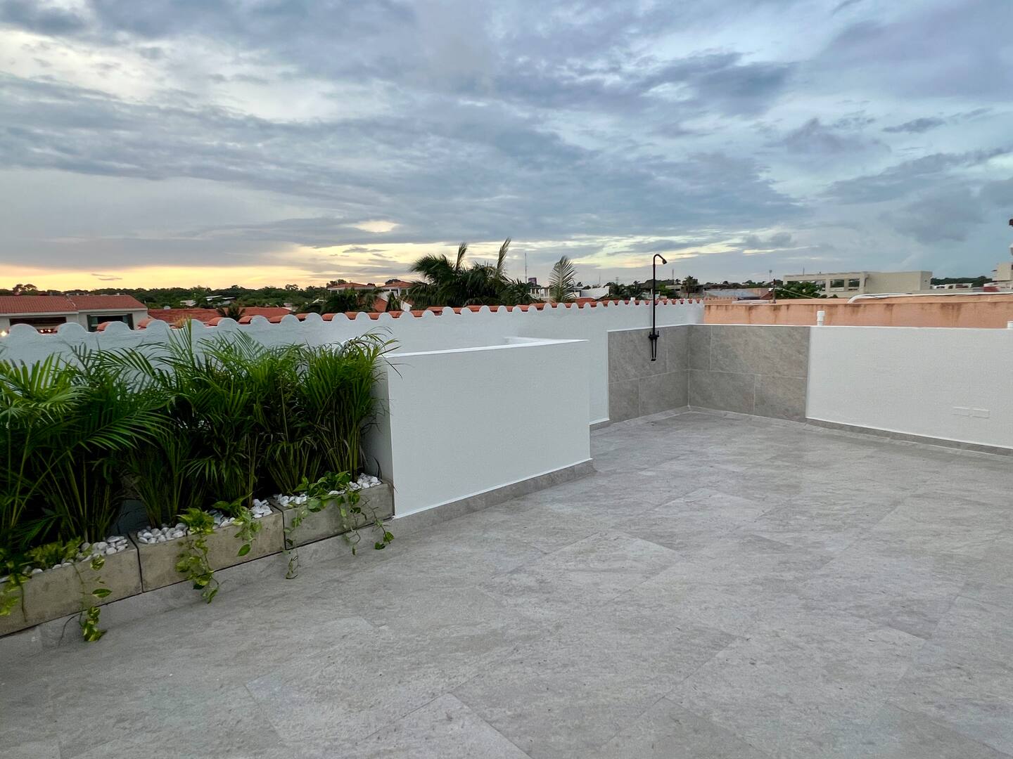 Terrasse du rooftop au crépuscule